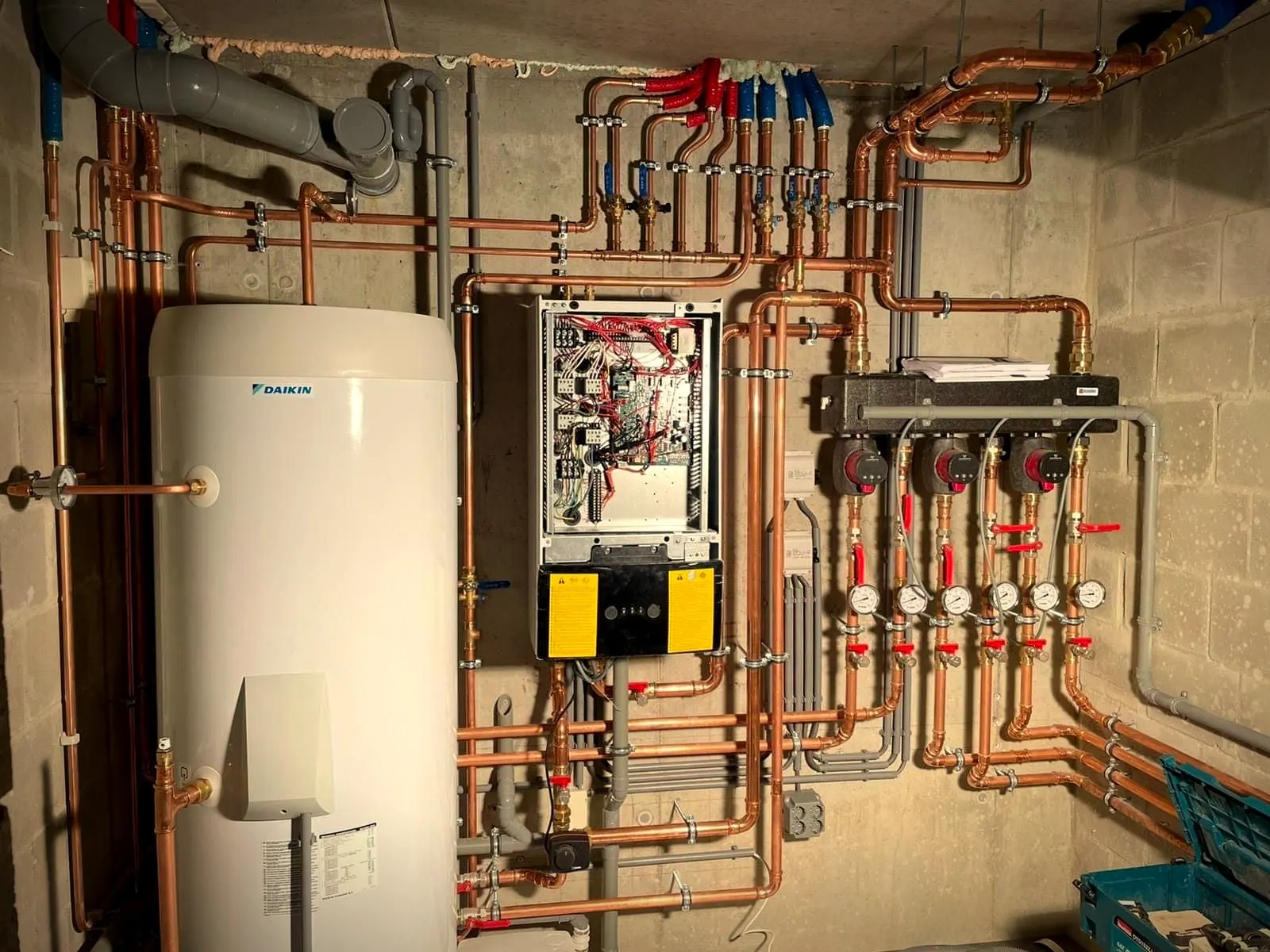 Daikin-warmtepomp met boiler en strak gelegde koperen leidingen in een technische ruimte